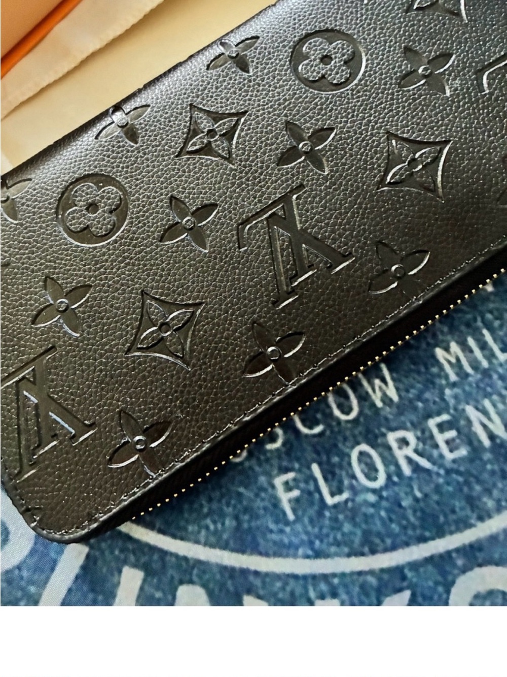 Black LV  monogram embossed Wallet - Picture 2 of 10